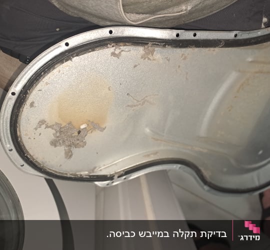חלק פנימי של מכשיר חשמלי עם סימני בלאי
